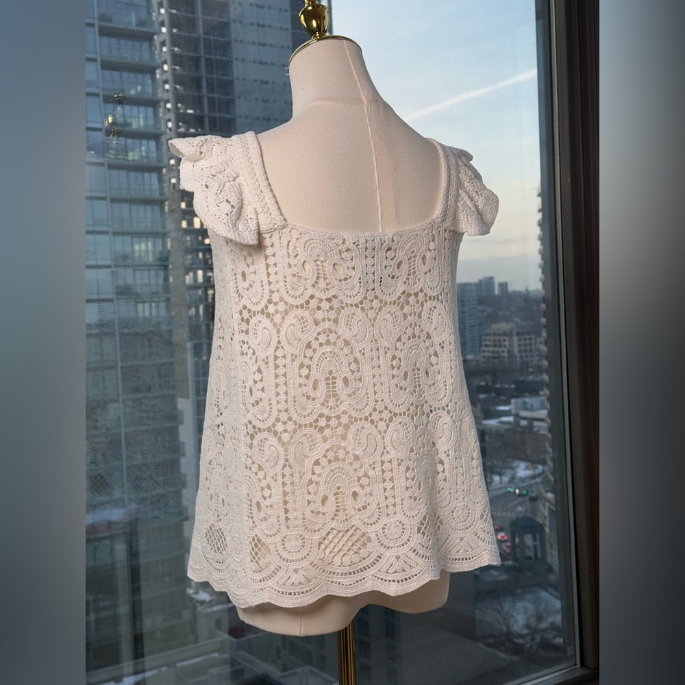 🆕 FARM Rio 🧿 NWOT Delicate White Crochet V-Neck Cami with Ruffle, Sz M - Picture 7 of 15